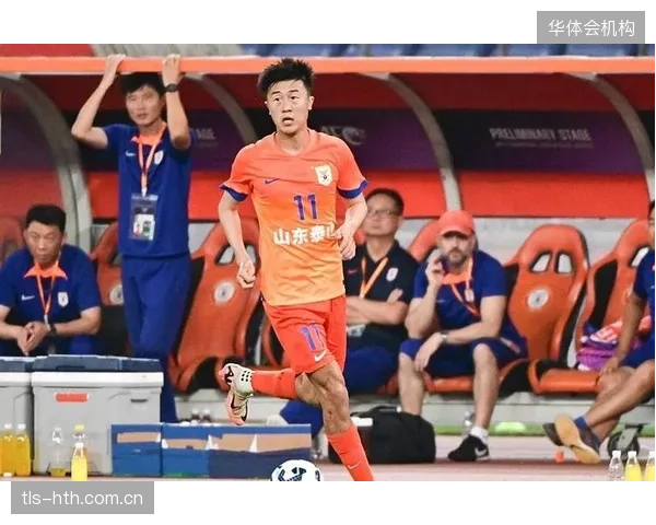 山东泰山因阵型在三后卫与四后卫间摇摆，导致中场节奏失控，暴露了球队的结构性缺陷。